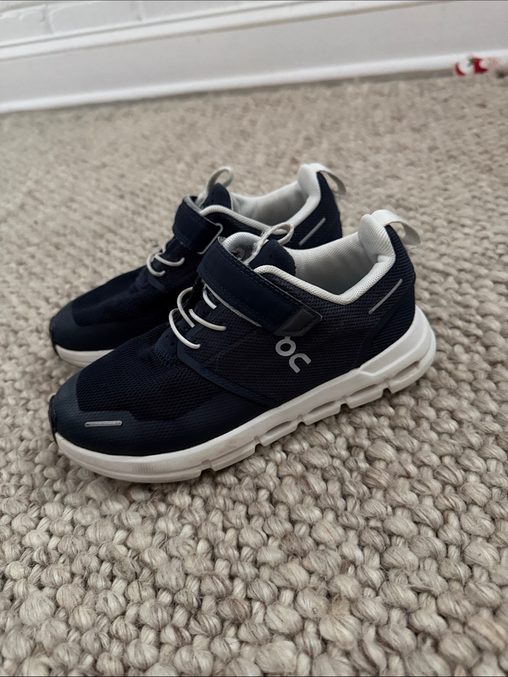On Cloud Kids running sneaker
